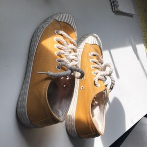 Yellow shoes, Women’s US 10
